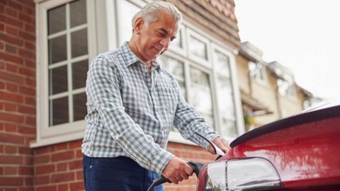 Elektrische auto wordt opgeladen